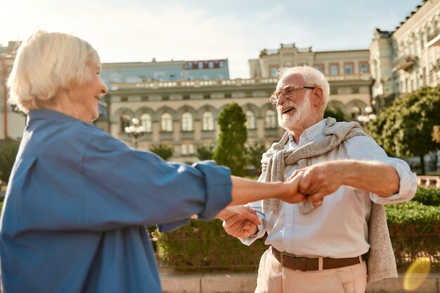 Sei la mia anima bella coppia anziana che sorride e balla all'aperto in una giornata di sole