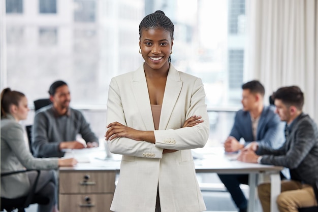 You can call me boss lady Shot van een jonge zakenvrouw die met haar armen over elkaar staat tijdens een vergadering op het werk