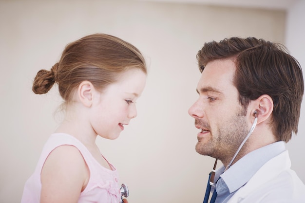 小さな女の子が男性医師による毎年の健康診断を受けていることを心配する必要はありません