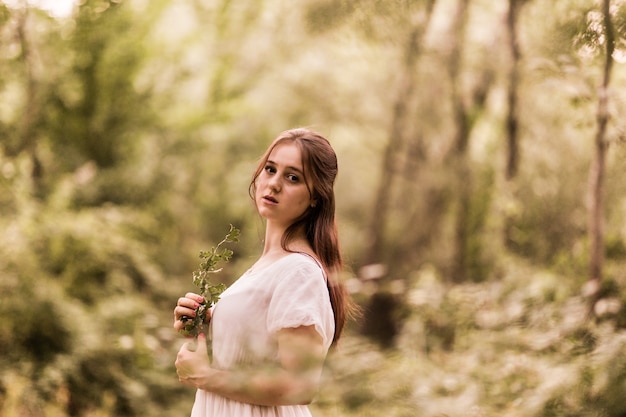 Youg vrouw levensstijl portret herfst seizoensgebonden outdoor casual