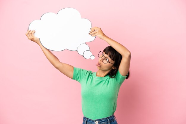 Youing vrouw met een denkende tekstballon