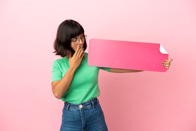 Youing vrouw met een leeg bordje met verbaasde uitdrukking