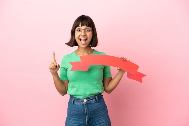 Photo youing woman holding an empty placard and pointing up