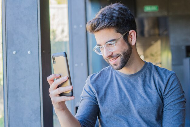 携帯電話を使用している若者