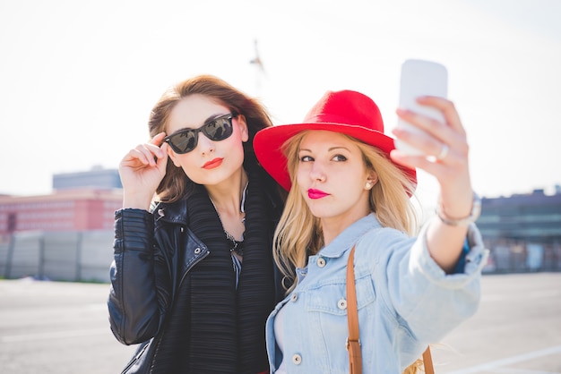 Youn mooie blonde en brunette meisje nemen selfie