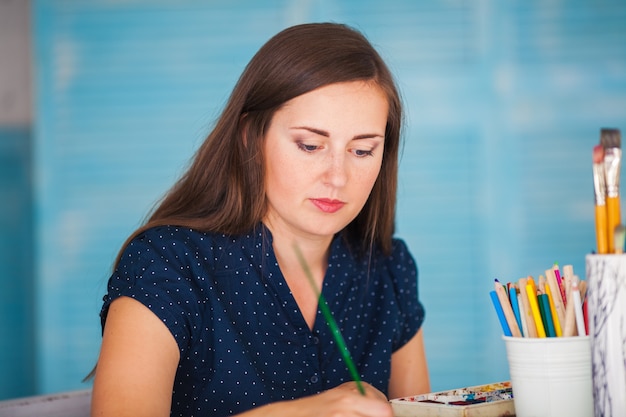 Yound-vrouwen schildert beeld met waterverven