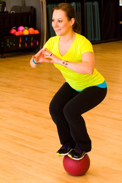 Younf woman exercising at the gum.