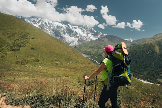 Photo young active girls hiking in greater caucasus mountains svaneti region mestia district svaneti georgia