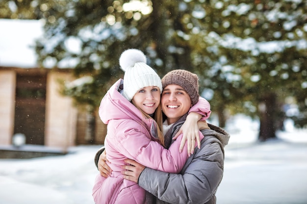 Молодой взрослый красивая пара мужчина и женщина на открытом воздухе зимой вместе счастливы и влюблены