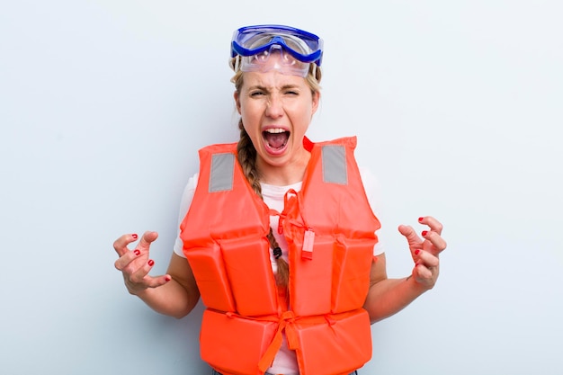 Молодая взрослая блондинка спасательный жилет и концепция лодки