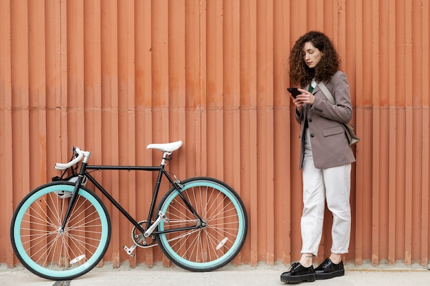 Foto giovani adulti in bicicletta per lavorare in città