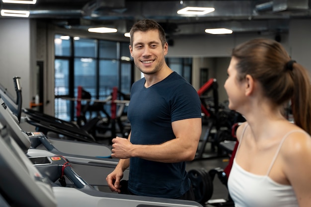 Giovane adulto che fa sport indoor in palestra