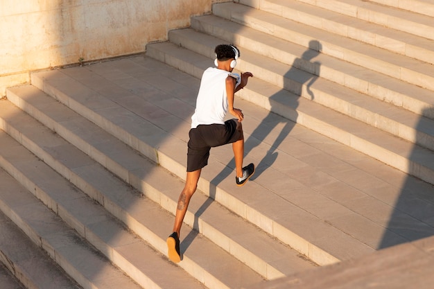 Foto giovane adulto che fa fitness all'aperto