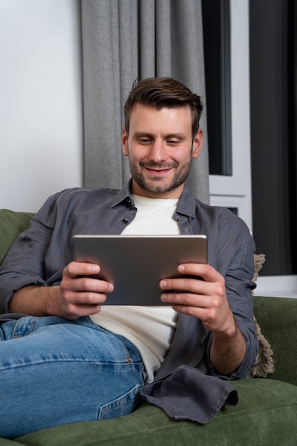 Photo young adult enjoying playing video game