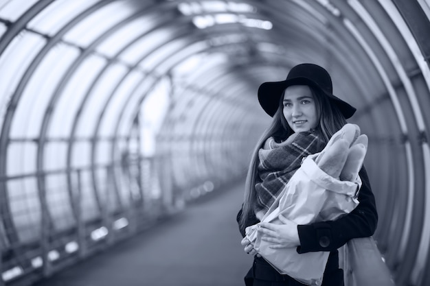 Giovane ragazza adulta nel tunnel architettonico del ponte