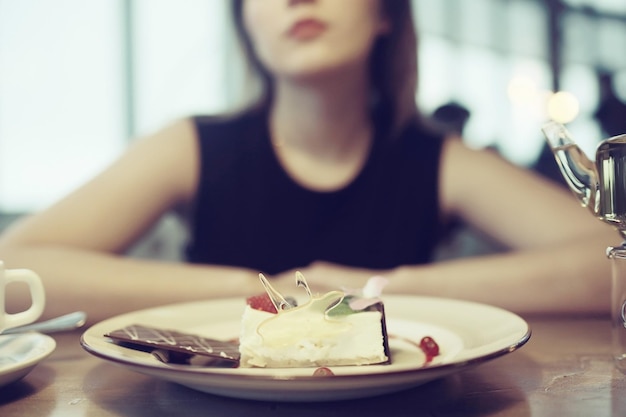 Foto ragazza adulta in un caffè