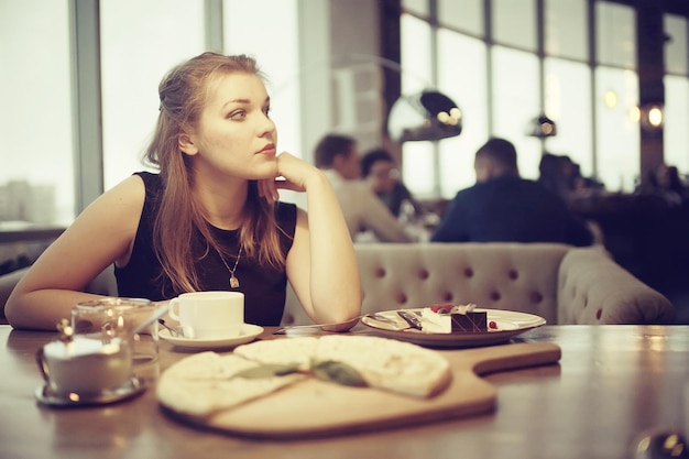 写真 カフェの若い大人の女の子