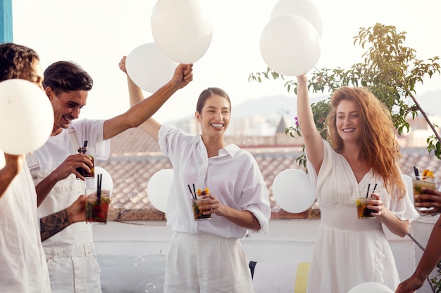 Photo young adult having fun at white party