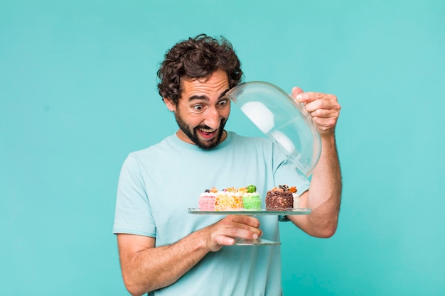 Foto giovane adulto ispanico pazzo con torte fatte in casa