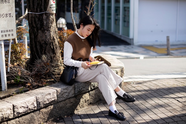 写真 東京の路上で若い大人