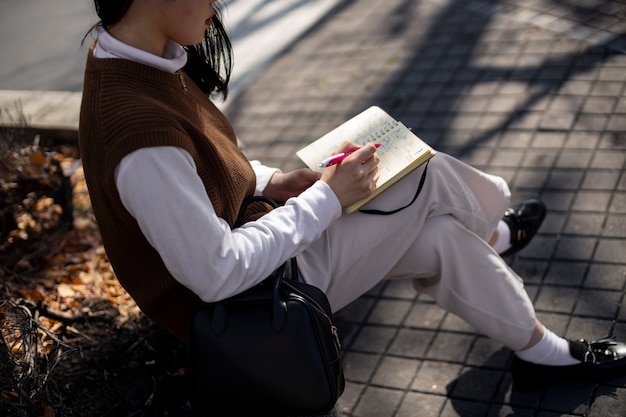 写真 東京の路上で若い大人