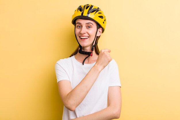 若い大人のきれいな女性の自転車cocnept