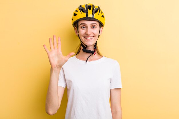 若い大人のきれいな女性の自転車のコンセプト