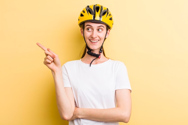 若い大人のきれいな女性の自転車のコンセプト