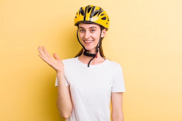 若い大人のきれいな女性の自転車のコンセプト