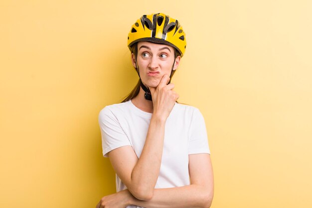 若い大人のきれいな女性の自転車のコンセプト