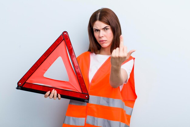 若い大人のきれいな女性の車の緊急コンセプト