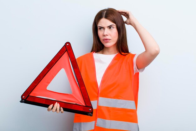 若い大人のきれいな女性の車の緊急コンセプト