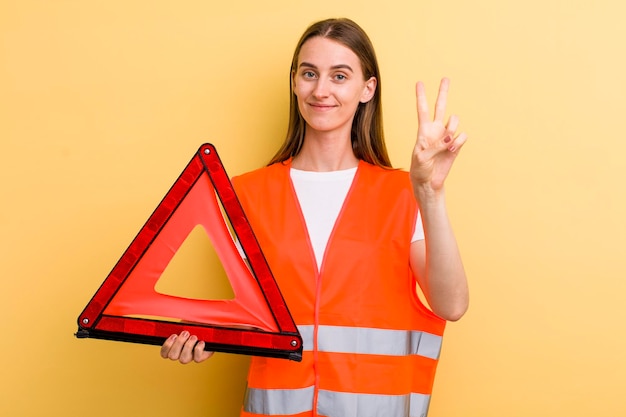 写真 若い大人のきれいな女性の車の緊急コンセプト