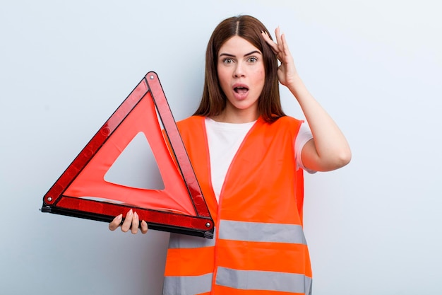 若い大人のきれいな女性の車の緊急コンセプト