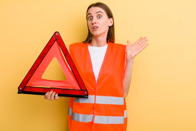 Foto concetto di emergenza dell'automobile della giovane donna graziosa dell'adulto