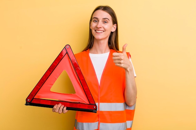 Foto concetto di emergenza dell'automobile della giovane donna graziosa dell'adulto