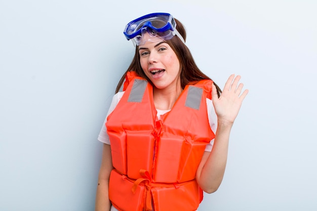 Фото Молодая взрослая красивая женщина спасательный жилет и летняя концепция