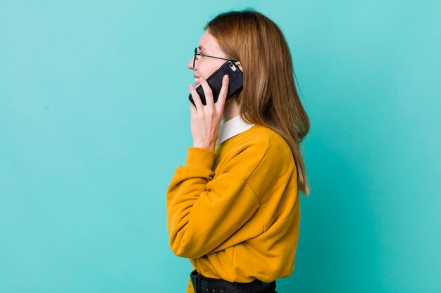 若い大人のきれいな女性の電話の概念