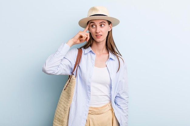 若い大人のきれいな女性の夏のコンセプト