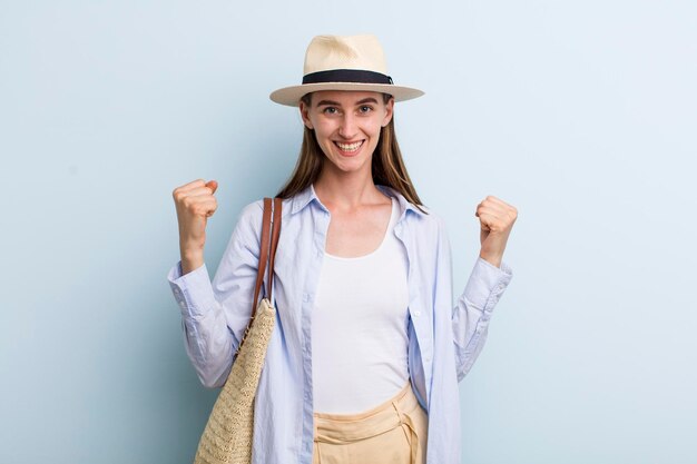 若い大人のきれいな女性の夏のコンセプト