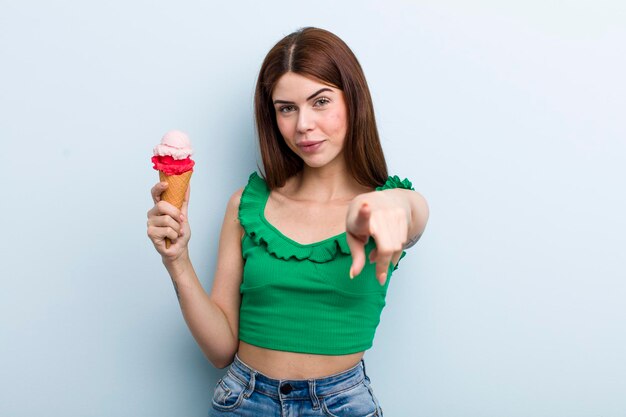 Молодая взрослая красивая женщина лето и концепция мороженого