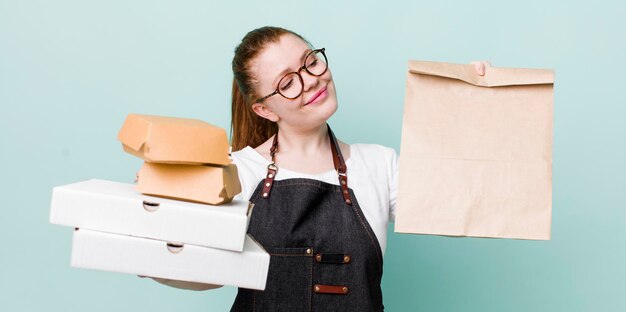 若い大人のきれいな女性は、配達食品の概念を奪う