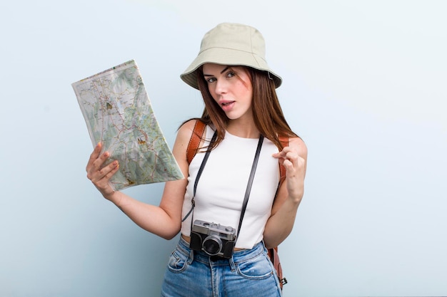 Photo young adult pretty woman tourist concept