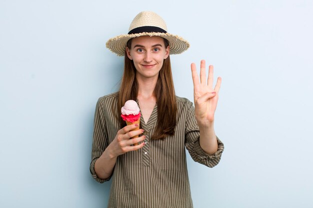 アイスクリームの夏のcocneptを持つ若い大人のきれいな女性