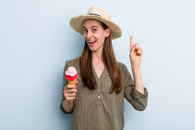 アイスクリームの夏のcocneptを持つ若い大人のきれいな女性