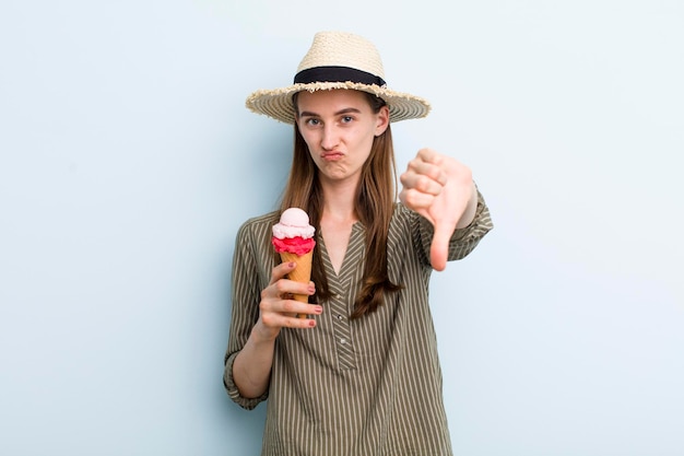 アイスクリームの夏のcocneptを持つ若い大人のきれいな女性