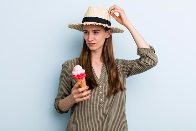 アイスクリームの夏のcocneptを持つ若い大人のきれいな女性