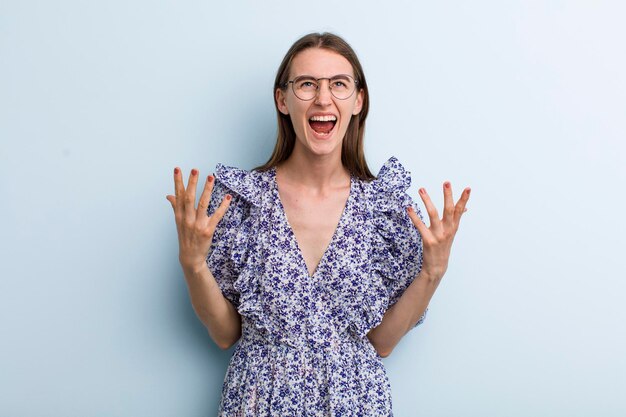 Foto giovane donna graziosa dell'adulto