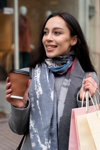 Foto shopping per giovani adulti in città