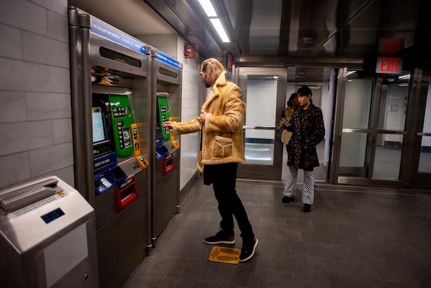 Foto giovane adulto che viaggia in metrou